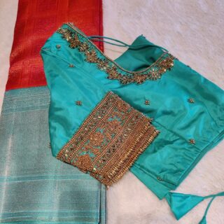 Beads and stones aari work
Saree not for sale.... only blouse can work done

For enquiries DM or watsapp to 9367777377

Can be customised in any colour, design and size

#beads#kundans#stones#aariwork
#maggamwork#handwork#stonework
#kundan