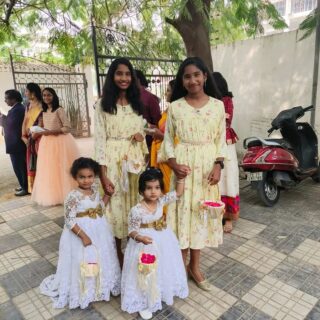 Flower girls ❣️
Any theme by costume can be customised by us

For enquiries DM or watsapp to 9367777377

#flowers#girls #flowergirls #flowergirldress #churchwedding #whitegowns #christianwedding #kids #whitefrock